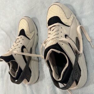 lightly used nike huarache in size women’s 12!